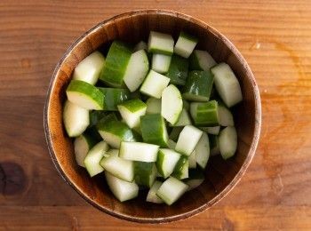 step2: 將小黃瓜分切為1/4的條狀，並把中心籽的部份去掉，再切成丁狀備用。