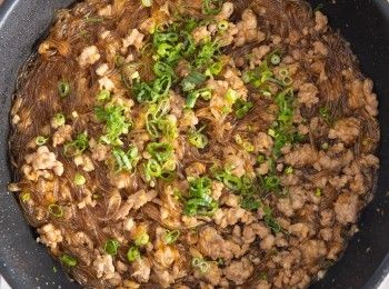 step4: 等到湯汁充分拌勻，水分稍微收乾後再撒上蔥花拌勻就完成了。