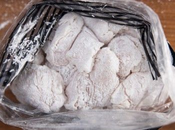 step2: 接著將步驟1的<a href="https://bit.ly/3EZL8dD" target="_blank" data-keyword="雞胸" class="guide-link"><strong>雞胸</strong></a> <span style="display:inline-block;vertical-align:middle;margin-top:-3px;color:initial;border-radius:3px;padding:2px 3px;font-size:12px;line-height:14px;background:#87d300;color:#fff;">即買</span> 肉與太白粉一起裝入袋中，並搖動整個袋子，讓<a href="https://bit.ly/3EZL8dD" target="_blank" data-keyword="雞胸" class="guide-link"><strong>雞胸</strong></a> <span style="display:inline-block;vertical-align:middle;margin-top:-3px;color:initial;border-radius:3px;padding:2px 3px;font-size:12px;line-height:14px;background:#87d300;color:#fff;">即買</span> 肉均勻地沾裹上太白粉。