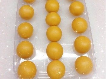 step3: 餡料： 1. 先將餡料放室溫回溫至略軟身／放進雪櫃冷藏1晚（視乎現成餡料需放冰格冷凍／放室溫保存） 2. 再將已回溫至略軟身／冷藏至少許硬身的餡料分份（24 g），搓圓，放進雪櫃冷藏1晚／冰格冷凍30分鐘（較容易包入），備用