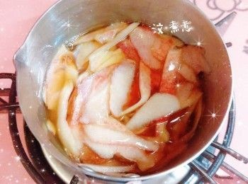 step4: 1. 水蜜桃粒（200 g）加入糖、麥芽糖和檸檬汁，用中小火煮滾後（水蜜桃果肉經過加熱會釋放果汁水份），熄火，先盛起果汁（70 ml），再加入水蜜桃皮，用中小火煮滾後，轉小火煮至水蜜桃皮軟身和顏色慢慢轉淺色（水蜜桃皮的天然色素會充分溶解出來；需略為攪拌，防黏底），熄火，然後用瀘網過瀘，隔去水蜜桃皮