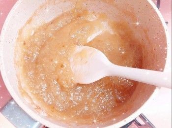 step11: 1. 最後，將水蜜桃皮果汁加入果醬中（有助提亮果醬的顏色），然後用電動料理研磨棒／均質機打成水蜜桃茸（材料需蓋過研磨棒／均質機的杯罩，並垂直攪拌，否則材料容易四濺），再以小火煮至所需的濃稠度（邊煮邊攪拌）