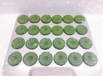 step3: 1. 將粉團分成一份份（15 g），搓圓，然後再壓平