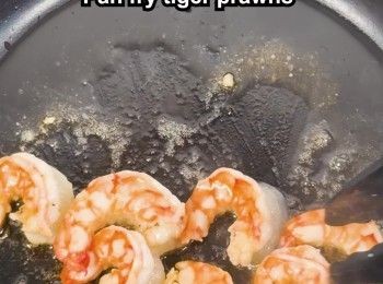 step2: 2️⃣ 大蝦開邊去腸、印乾，用鹽黑胡椒調味，煎至兩邊焦香。
Season prawns, sear both sides until golden and fragrant.