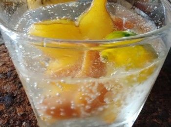 step2: 先放一片蜂蜜入杯內小青桔唧汁（可先用匙羹壓出味與蜜混和