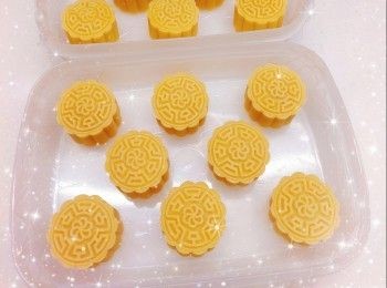 step7: 1. 將月餅團搓成短身橢圓形，放入月餅模內壓花，（如月餅壓花後，表面沾上太多粉，可用刷子輕輕的將粉掃走），放進冰格冷凍最少3小時