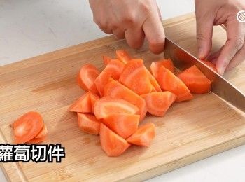 step13: 紅蘿蔔去皮，滾刀切件