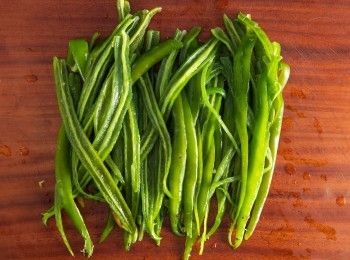 step3: 再來用手將辣椒籽、辣椒蒂頭去掉，並將辣椒撕呈長條狀。