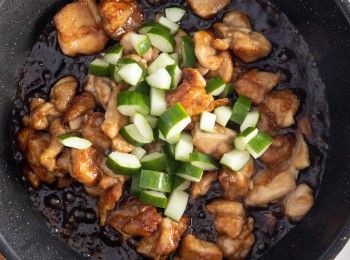 step5: 最後將步驟3的雞腿肉重新放入鍋內，拌炒均勻就完成了。