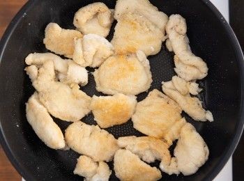 step3: 熱油鍋，將步驟2的<a href="https://bit.ly/3EZL8dD" target="_blank" data-keyword="雞胸" class="guide-link"><strong>雞胸</strong></a> <span style="display:inline-block;vertical-align:middle;margin-top:-3px;color:initial;border-radius:3px;padding:2px 3px;font-size:12px;line-height:14px;background:#87d300;color:#fff;">即買</span> 肉下鍋煎至表面定型。(不需要煎上色喔！！只要你用鍋鏟或夾子撥動有感受到表面變硬即可。)