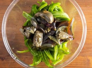 step4: 最後將辣椒與其他所有<span class="group_1">食材</span>混合均勻，也可以用臼稍微將<span class="group_1">食材</span>搗過，搗均勻就完成了。