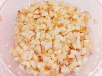 step4: 1. 水蜜桃洗淨，去除表面絨毛（先把水蜜桃加入梳打水中※注意※梳打粉和水的比例1：500；浸泡約3分鐘，輕輕搓洗，絨毛會自動浮起／把水蜜桃加入鹽水中，浸泡約3-5分鐘，再用軟毛刷輕輕將絨毛去除），去皮、去核、起肉（水蜜桃果肉約400 g切成水蜜桃粒，水蜜桃皮約50-55 g）