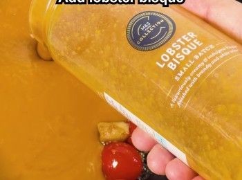 step4: 4️⃣ 倒入龍蝦湯＋鮮奶煮滾，落意粉煮至收汁。
Pour in lobster bisque & milk, simmer with pasta until thickened.