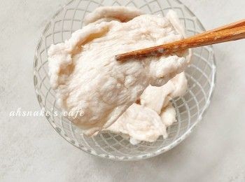 step3: 5. 準備調味料，蒜蓉、辣椒粒，攅熱油. 6. 加入白芝麻 、辣椒粉/甜椒粉、生抽、醋、糖、麻油、芫茜/蔥花混合拌勻