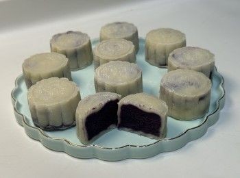 step1: 冰皮做法：
所有液體及糖拌勻
粉類過篩加入液體中徹底拌勻
倒淺碟中
水滾後計蒸20分鐘
放涼後蓋保鮮紙貼面放雪櫃備用