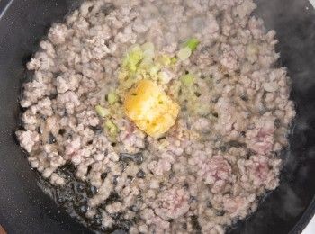 step2: 熱油鍋，將豬絞肉下鍋炒香後再加入蔥、薑、蒜末炒香。