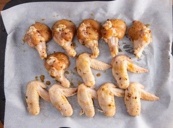 step4: 接著將雞翅放入烤箱用180度烘烤約15分鐘就完成了。(每個品牌的烤箱溫度與時間都會有所不同，請依照實際情況調整。)；吃之前再依照喜好撒上椒鹽就可以了。