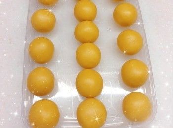 step3: 餡料： 1. 先將餡料放室溫回溫至略軟身／放進雪櫃冷藏1晚（視乎現成餡料需放冰格冷凍／放室溫保存） 2. 再將已回溫至略軟身／冷藏至少許硬身的餡料分份（24 g），搓圓，放進雪櫃冷藏1晚／冰格冷凍30分鐘（較容易包入），備用