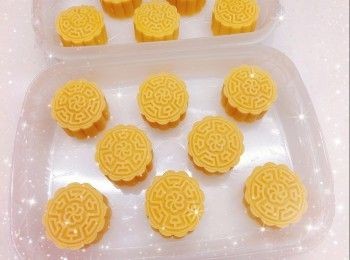 step7: 1. 將月餅團搓成短身橢圓形，放入月餅模內壓花，（如月餅壓花後，表面沾上太多粉，可用刷子輕輕的將粉掃走），放進冰格冷凍最少3小時