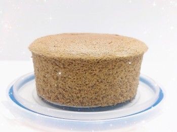 step14: 1. 然後舖上另一片蛋糕片，塗上一層忌廉夾餡再放上水蜜桃粒，然後再塗一層忌廉夾餡