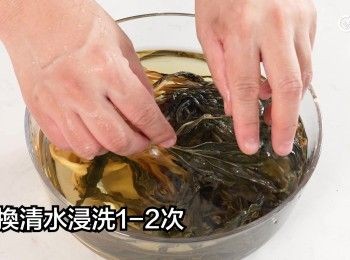 step10: 菜乾小心揚開菜葉及菜莖，捽走污垢及沙泥