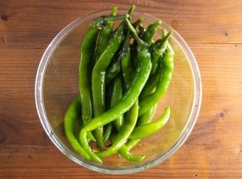 step2: 再來將辣椒放入冷水中，並將焦黑的外皮搓下來。