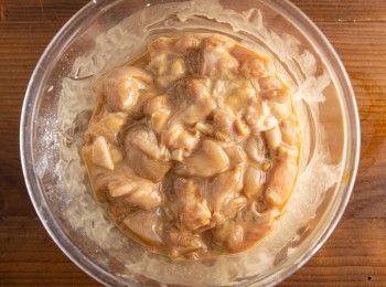 step1: 首先將雞腿肉切成丁狀後，與醃料混合均勻備用。