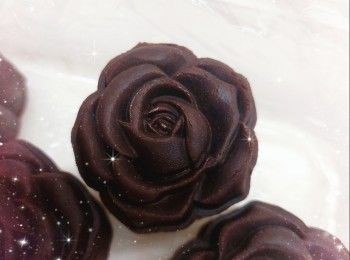 step11: 1. 放上層（避免底部受熱而變形，出現象腳），先焗5-6分鐘（透過高溫將月餅迅速定形），當餅皮漸變成白色即代表月餅已經轉熟 2. 取出放涼（需立即降溫，用手提小風扇吹約15分鐘左右） 3. 再焗4-5分鐘（180°；調低溫度避免餅皮表面出現裂紋，因太高溫月餅就會裂開，如發現開始裂就打開焗爐門2-3吋降温；將烤盤左右對調，使月餅受熱均勻） 4. 取出放涼，吹約4分鐘 5. 放中層（使月餅底部熟透），最後再焗約3-5分鐘（220°；調高溫度上色），放涼，即可