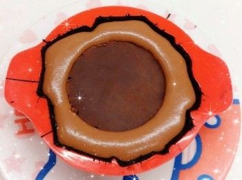 step11: 1. 最後，慢慢唧入剩下的慕絲，再輕輕搖晃使慕絲表面平整／用抹刀抹平表面 2. 蓋上保鮮紙，放進冰格冷凍至少5小時至硬身，脫模，即可