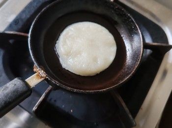 step1: 先將粑（連真空袋蒸軟）煎開取出放入煎 pan用少許麻油以最慢既小火去煎