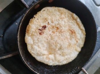 step2: 煎時要耐心先用鑊剷按壓成薄罉一面金黃結焦后再反方一面煎