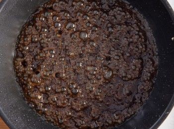 step4: 同一油鍋，將甜麵醬、花雕酒、糖與鹽巴下鍋炒香，炒出醬色。