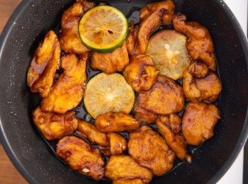 step5: 關火後再擠上檸檬汁，放上幾片檸檬片，並攪拌均勻就完成了。