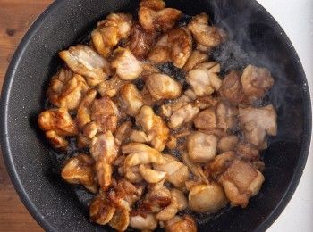 step3: 熱油鍋，將步驟1的雞腿肉下鍋炒熟後，起鍋備用。