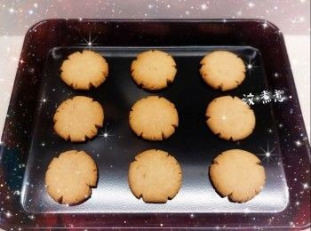 step6: 1. 預熱5分鐘（170°），放中層，焗25-28分鐘，然後再焗1-2分鐘（220°）至表面金黃（調高溫度上色） 2. 用餘溫再焗約2分鐘左右（餘溫可令曲奇更上色和脆口），放涼，即可