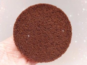 step13: 1. 然後舖上另一片蛋糕片，塗上一層忌廉夾餡 2. 最後，舖上面層的蛋糕片，將抹忌廉裝飾塗滿整個蛋糕表面和周圍，用抹刀抹平和修飾表面光滑平整，放進雪櫃冷藏至少2小時