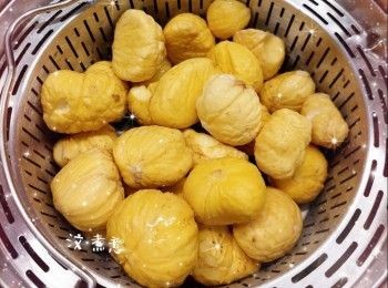step1: 1. 栗子去殼（先把栗子外殼界一個十字，用微波爐以高溫加熱30秒，外殼即會自動分離※注意※必需先將外殼界開，否則可能會引起微波爐故障）和去衣（把栗子加入沸水中，用微波爐加熱2分鐘，將栗子沖洗2-3次，再加入水中，浸泡約1分鐘，即可快速且輕易的褪去栗子衣），洗淨，放入蒸籃中，備用