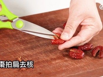 step4: 紅棗拍扁去核