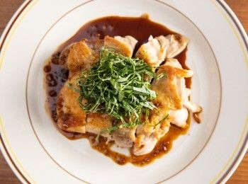 step3: 最後將雞腿排切塊後，淋上醬汁並放上芝麻葉就完成了。