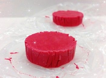 step7: 1. 加入Oreo餅碎，攪拌至完全均勻 2. 最後，加入已混合鮮奶的魚膠粉，充分拌勻成Oreo慕絲