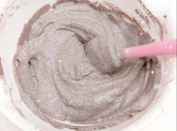 step12: 1. 加入已攪拌成軟滑忌廉狀的忌廉芝士（分2次），用切拌的方式拌勻至順滑 2. 最後，按個人喜好在蛋糕表面圍邊和中間位置唧滿大小均勻的忌廉唧花作裝飾