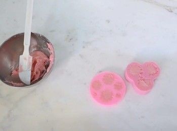 step4: 將粉紅內餡攪勻..填入花花模貝內..放入冰格雪硬..(粉紅內餡加入少許碟豆花粉攪勻..可變成紫色花花)..