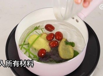 step7: 將紫蘇葉、紫蘇莖、薑片和去核紅棗放入煲中，加水細火煲30分鐘