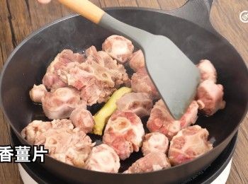 step14: 鍋內下少許欖橄油，先爆香薑片及牛尾