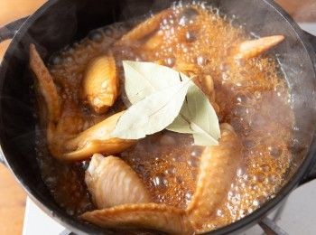 step2: 接著加入其他所有材料煮滾後，轉小火燉煮約10分鐘。