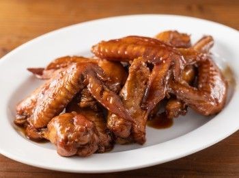 step4: 如果喜歡醬色深一點的人可以將雞翅與部分醬汁取出，倒入鍋中大火收乾，並在起鍋前再嗆入少許的花雕酒，這樣就可以了喔。