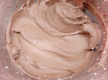 step7: 1. 預熱10分鐘（160°），放下層，先焗20-25分鐘，然後再焗2分鐘（230°；必需調高溫度至上色均勻，否則放涼後，蛋糕表面會濕黏；如蛋糕上色已足夠，可省略此步驟；用手指輕輕按壓蛋糕中央，具有彈性，即可）