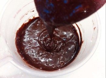 step2: 1. 用篩加入低筋麵粉、粟粉、發粉／泡打粉和可可粉，拌勻至無粉粒 2. 最後，加入朱古力粒，拌勻