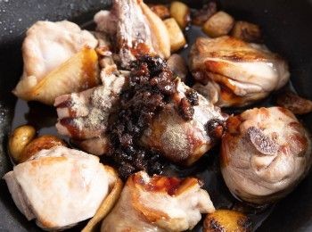 step3: 再來放入所有調味料炒勻後，轉小火，上蓋稍微悶煮一下。