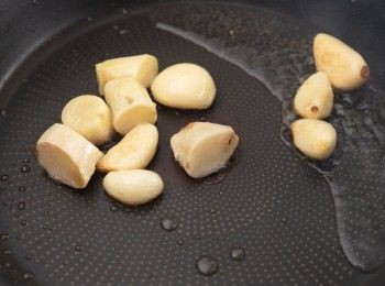 step1: 首先將薑、蒜粒下鍋爆香